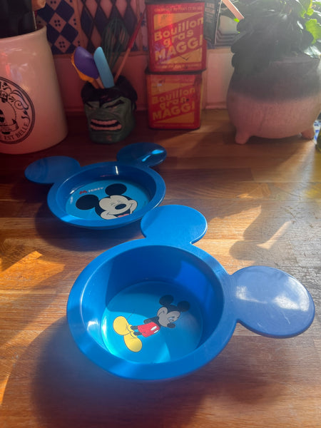 2 assiettes d'enfant en plastique bleu Michey - Disney - 2010