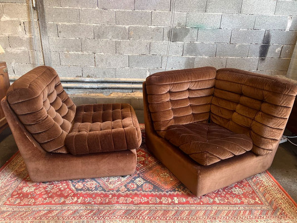 Canapé vintage en velours marron formé de 2 chauffeuses dont 1 angle - Annes 70/80