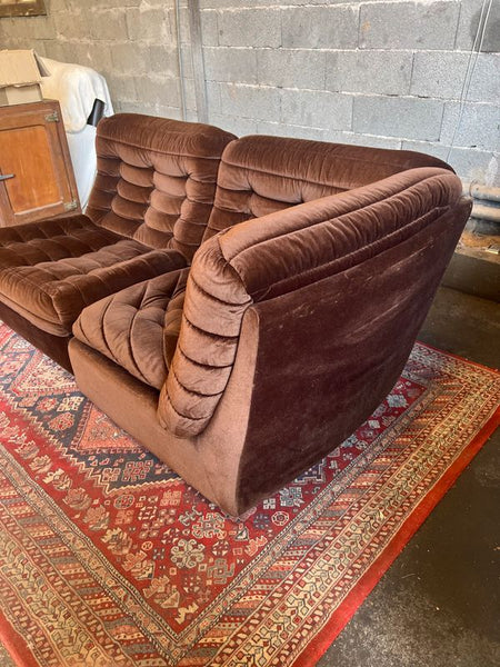 Canapé vintage en velours marron formé de 2 chauffeuses dont 1 angle - Annes 70/80