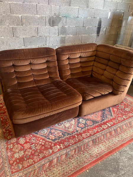 Canapé vintage en velours marron formé de 2 chauffeuses dont 1 angle - Annes 70/80