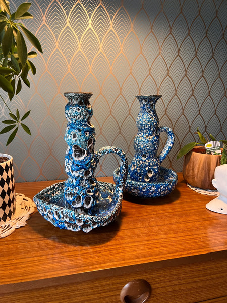 Paire de bougeoirs candélabres vintages en céramique bleue Fat Lava Vallauris