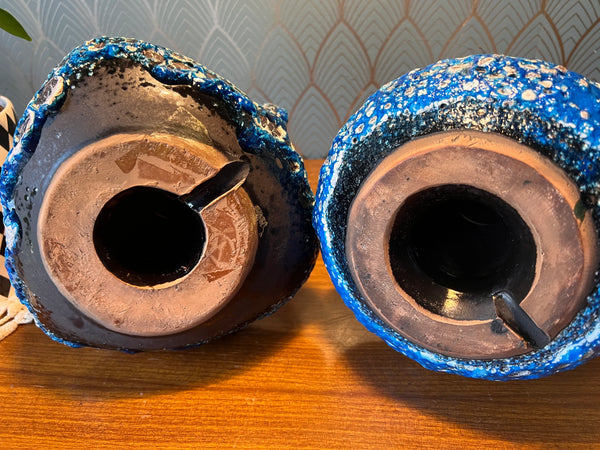 Paire de bougeoirs candélabres vintages en céramique bleue Fat Lava Vallauris