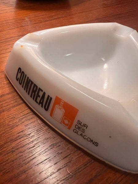 Cendrier publicitaire triangulaire vintage Cointreau Opalex en opaline blanche - Années 60