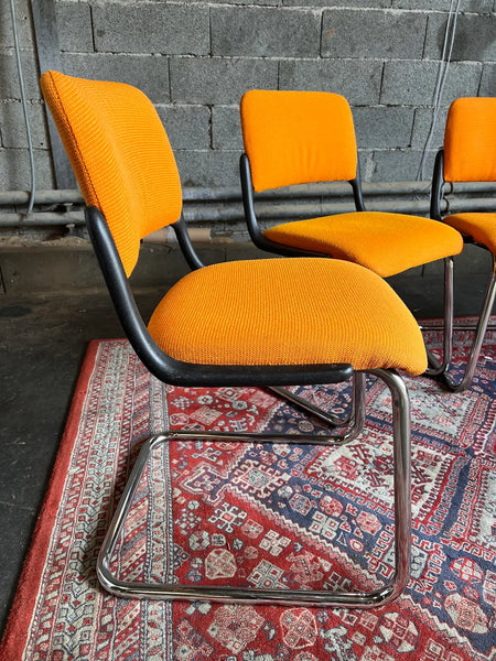 Lot de 4 chaises de bureau vintage Eurosit oranges et noires - Années 80