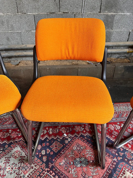 Lot de 4 chaises de bureau vintage Eurosit oranges et noires - Années 80