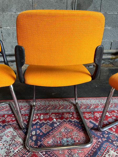 Lot de 4 chaises de bureau vintage Eurosit oranges et noires - Années 80