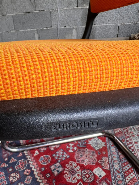 Lot de 4 chaises de bureau vintage Eurosit oranges et noires - Années 80