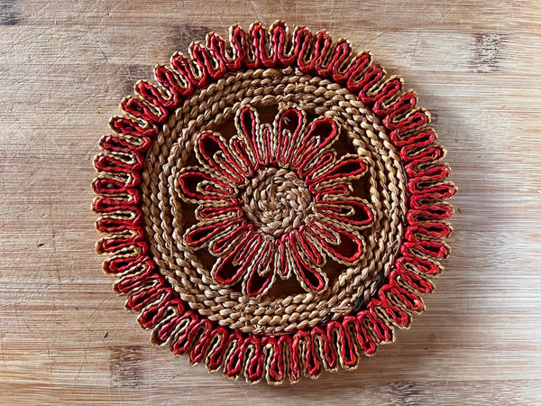 Dessous de plat vintage en paille tressée rouge