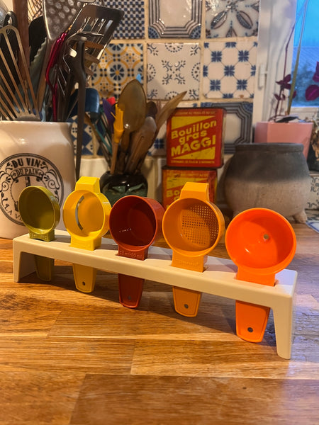 Mesurettes / dosettes vintages Tupperware France sur support - Années 70