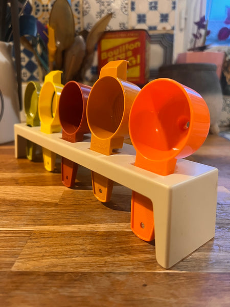 Mesurettes / dosettes vintages Tupperware France sur support - Années 70
