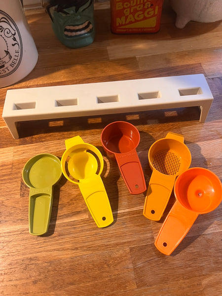Mesurettes / dosettes vintages Tupperware France sur support - Années 70