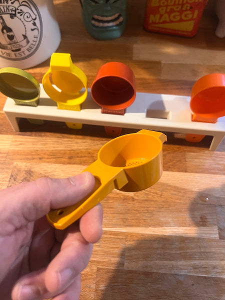 Mesurettes / dosettes vintages Tupperware France sur support - Années 70