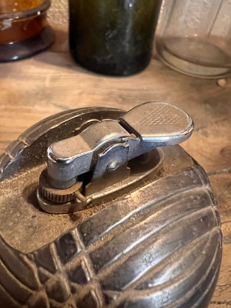 Briquet vintage en métal en forme de boule de pétanque