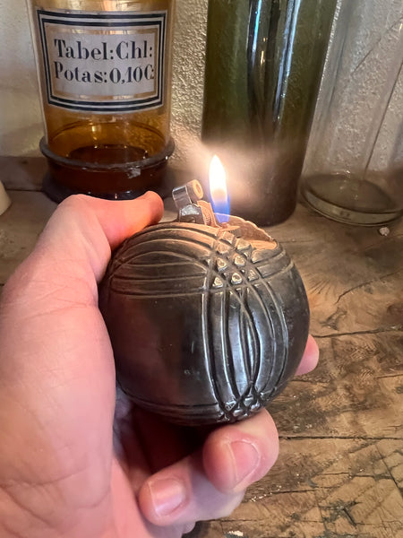 Briquet vintage en métal en forme de boule de pétanque