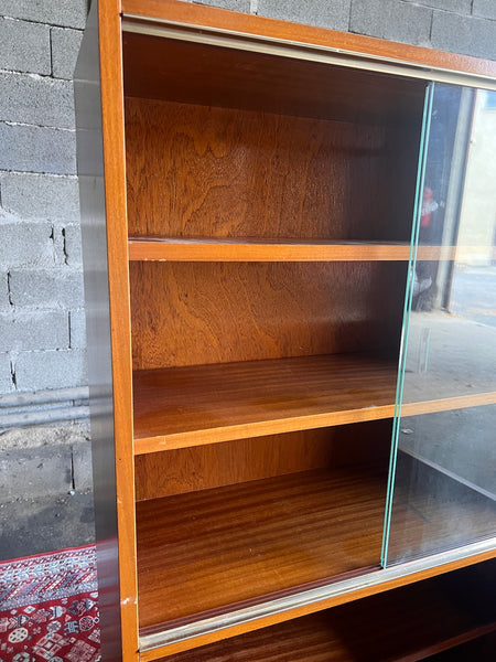 Bibliothèque vitrine vintage en placage teck verni au style scandinave