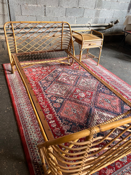 Chambre à coucher formée d’un lit 90cm et d’une table de chevet assortie en rotin