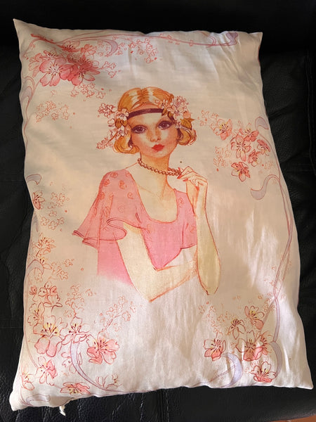 Coussin vintage Joséphine Currie en satin rose