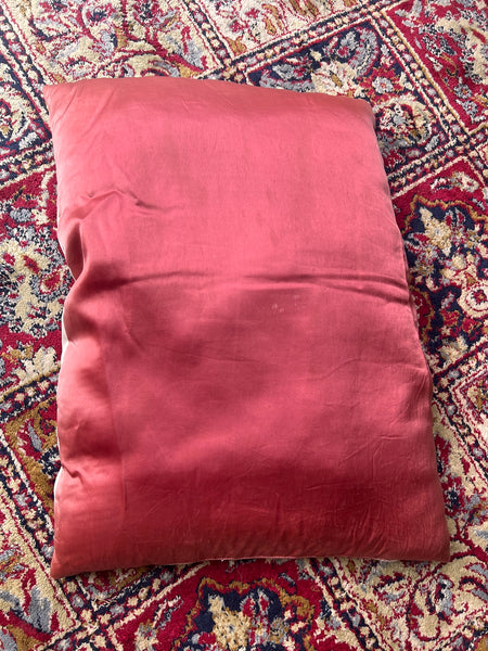 Coussin vintage Joséphine Currie en satin rose
