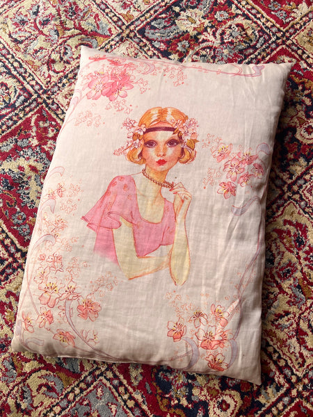 Coussin vintage Joséphine Currie en satin rose