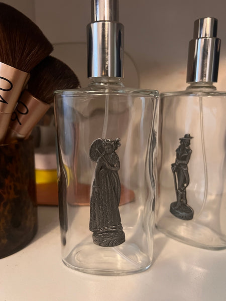 Lot de 2 vaporisateurs à parfum vintages Elle et Lui en verre et étain