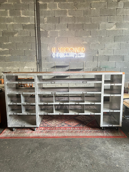 Grand meuble d'atelier vintage en aluminium et bois sur roulettes customisé au style industriel