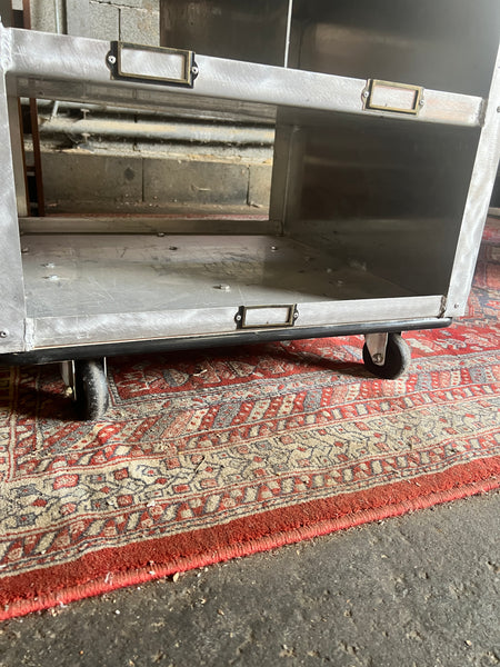 Grand meuble d'atelier vintage en aluminium et bois sur roulettes customisé au style industriel