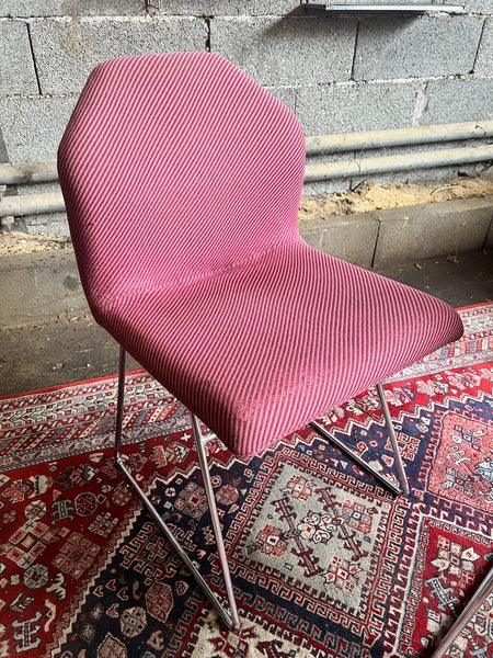 Paire de chaises vintages Artifort roses / violine aux piétements luge