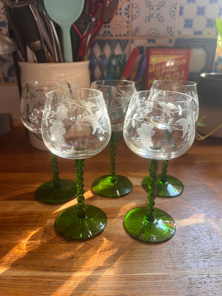 Lot de 5 verres à vin blanc d'Alsace vintages gravés aux pieds torsadés