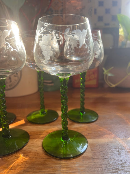 Lot de 5 verres à vin blanc d'Alsace vintages gravés aux pieds torsadés