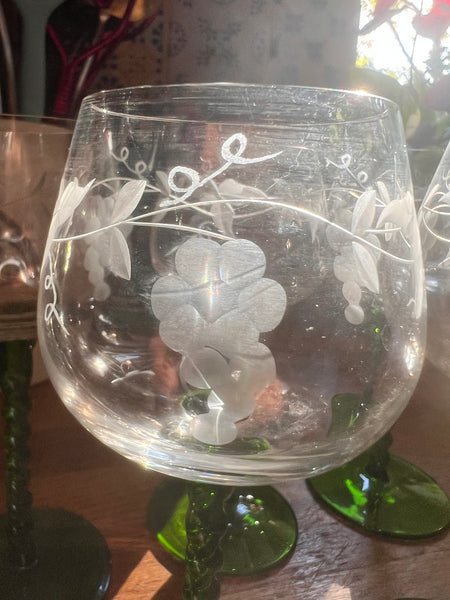Lot de 5 verres à vin blanc d'Alsace vintages gravés aux pieds torsadés
