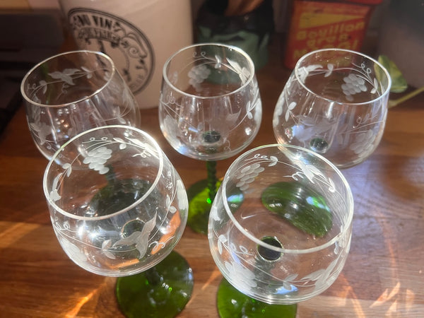 Lot de 5 verres à vin blanc d'Alsace vintages gravés aux pieds torsadés