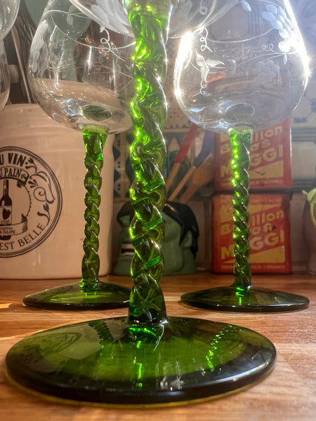 Lot de 5 verres à vin blanc d'Alsace vintages gravés aux pieds torsadés