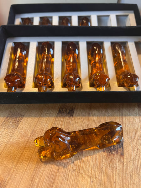 10 porte-couteaux vintages chiens Teckel en verre ambré