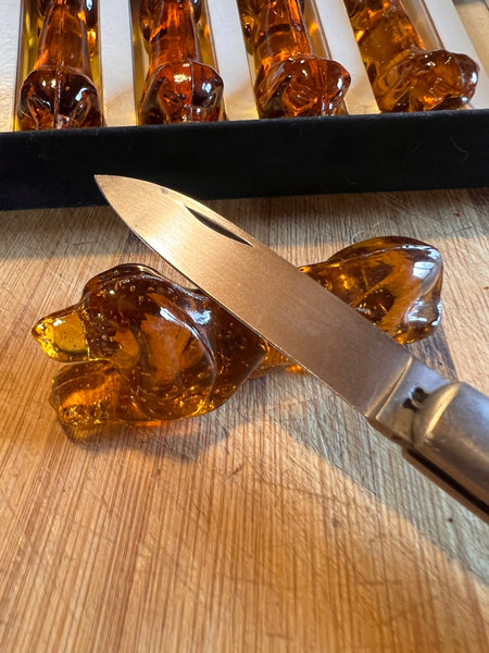10 porte-couteaux vintages chiens Teckel en verre ambré