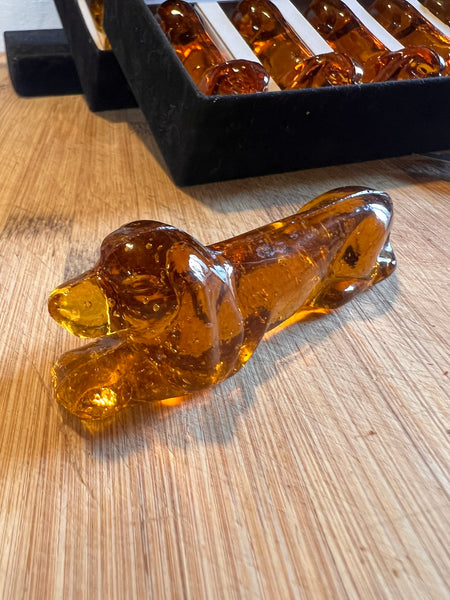 10 porte-couteaux vintages chiens Teckel en verre ambré