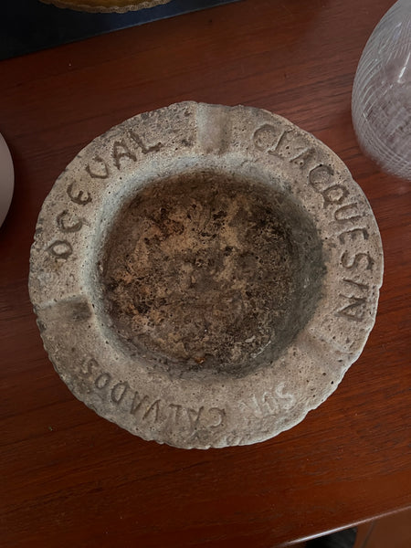Lourd cendrier publicitaire vintage Clacquesin son Calvados Ogeval en béton