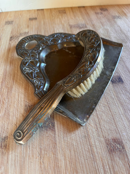 Ramasse-miette vintage en laiton repoussé