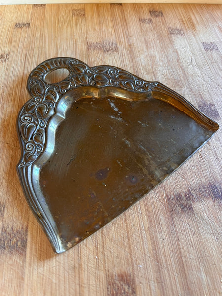 Ramasse-miette vintage en laiton repoussé