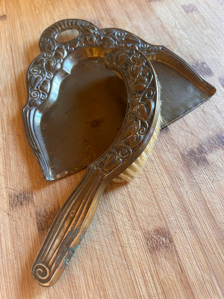 Ramasse-miette vintage en laiton repoussé
