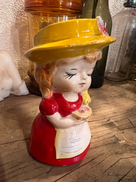 Tirelire vintage en faïence jeune fille au chapeau jaune