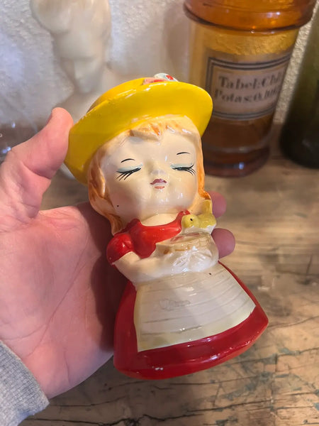 Tirelire vintage en faïence jeune fille au chapeau jaune