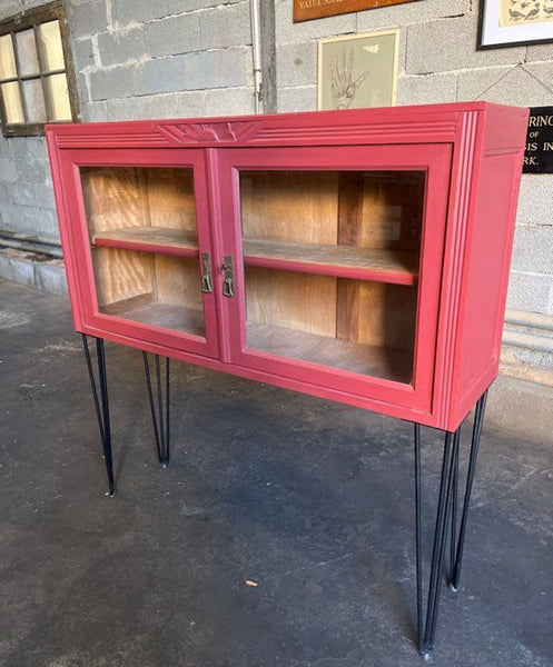 Vitrine / bibliothèque customisée / relookée sur pieds métal