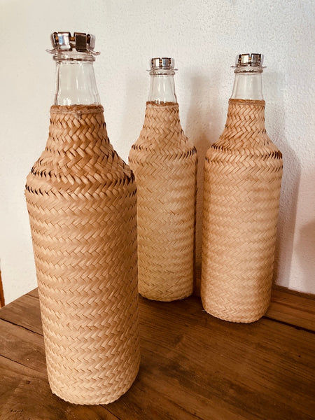 Bouteille recouverte de paille de Carnauba tressée à la main
