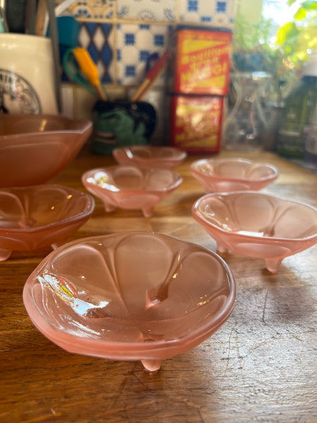 Service vintage composé de 1 plat et 8 coupes en verre rose givré