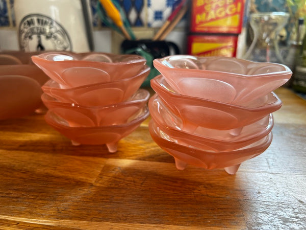 Service vintage composé de 1 plat et 8 coupes en verre rose givré