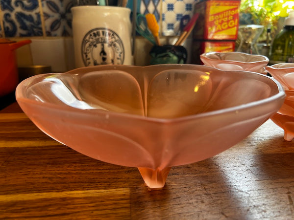 Service vintage composé de 1 plat et 8 coupes en verre rose givré