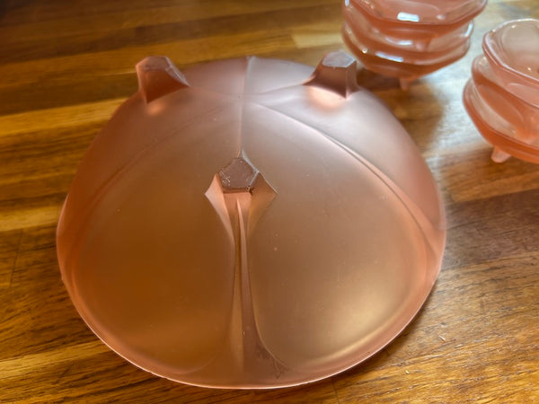 Service vintage composé de 1 plat et 8 coupes en verre rose givré