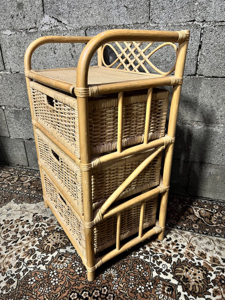 Commode / chevet vintage en rotin clair à 3 tiroirs