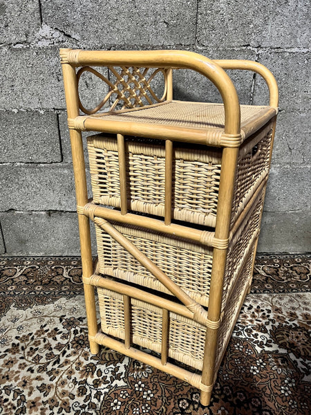 Commode / chevet vintage en rotin clair à 3 tiroirs