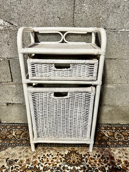 Commode / panier à linge vintage en rotin blanc style Shabby Chic